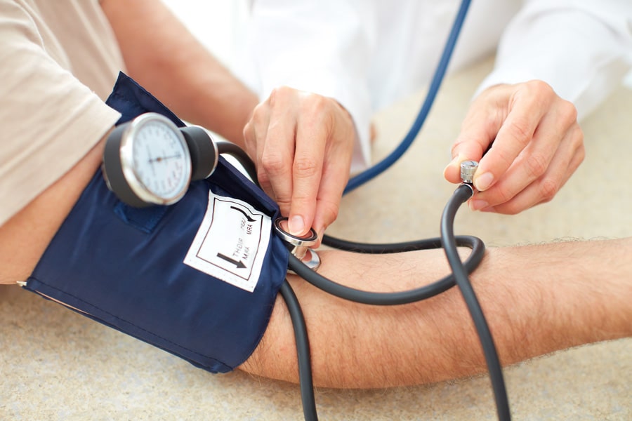 Pflegedienst misst Blutdruck bei Patienten